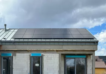 Instalacja fotowoltaiczna 10 KW, magazyn energii 15 KW niskonapięciowy na falowników daje 12 KW niskonapięciowe￼