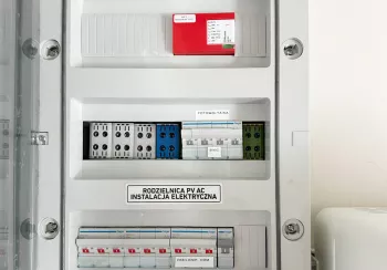 Instalacja fotowoltaiczna 10 KW, magazyn energii 15 KW niskonapięciowy na falowników daje 12 KW niskonapięciowe￼