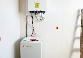 Instalacja fotowoltaiczna 10 KW, magazyn energii 15 KW niskonapięciowy na falowników daje 12 KW niskonapięciowe￼