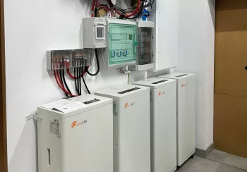 Falownik daje niskonapięciowy magazyn 4 x 15 kWh